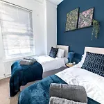 Cozy & Modern In شقة