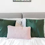 Cozy & Modern In شقة