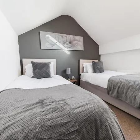 Cozy & Modern In شقة