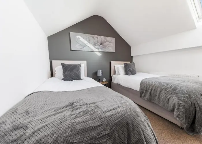 Cozy & Modern In דירה