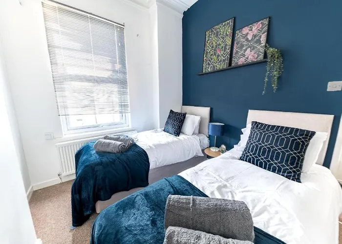 Cozy & Modern In דירה